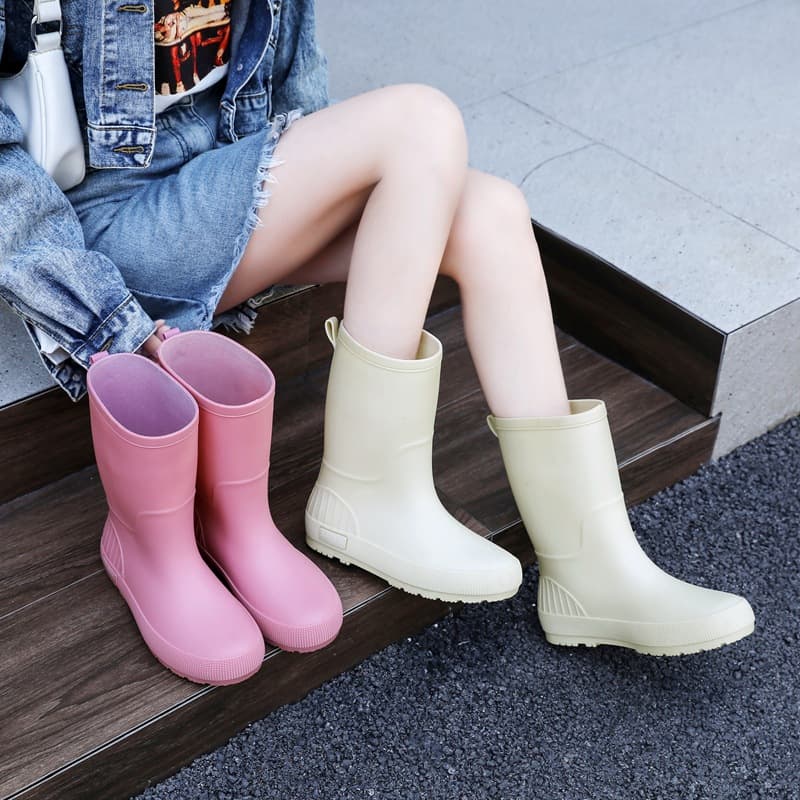 Simple Frosted Rain Boots, Morandi Color Series, Mid-Short Women's Rain Boots, Fashionable Outdoor Water Boots, Non-Slip Flat Rubber Shoes