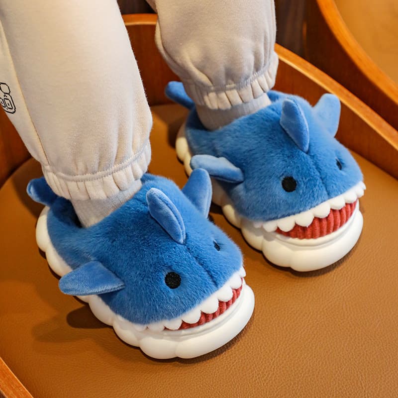 Children's cotton slippers, waterproof, non-slip, suitable for autumn and winter, perfect for indoor use, boys, with cute shark patterns.