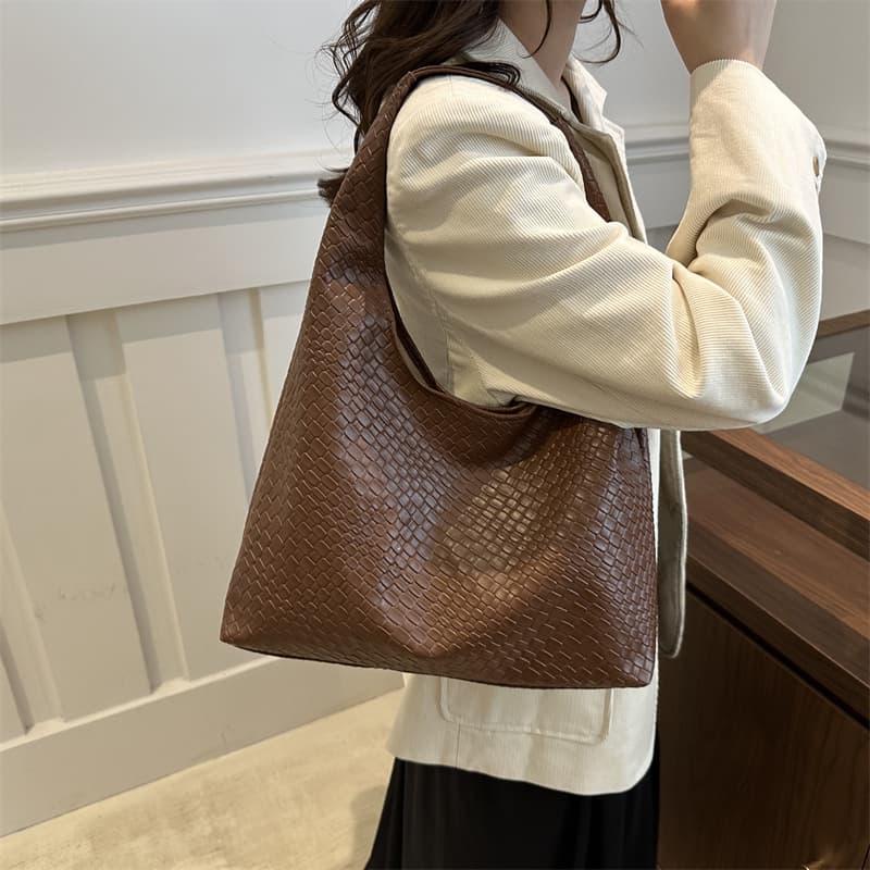 Fashionable and Trendy Autumn Commuter Simple Design Stylish Large Capacity 2024 Retro Tote Shoulder Bag