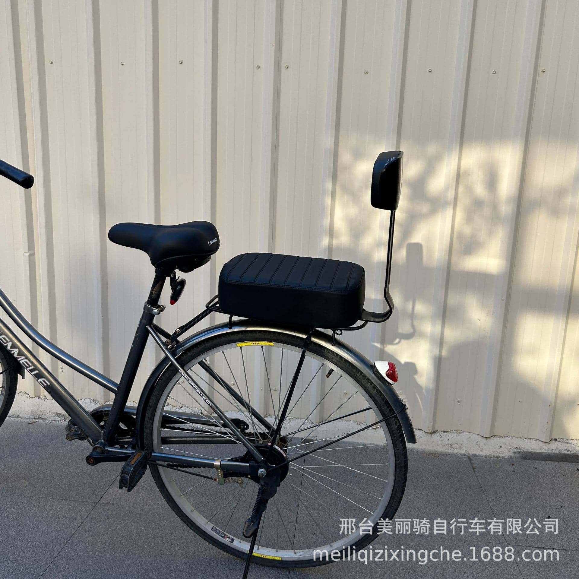 The rear seat backrest of bicycles is raised, and the rear seat cushion of electric bicycles and scooters is thickened for comfortable passenger seating.