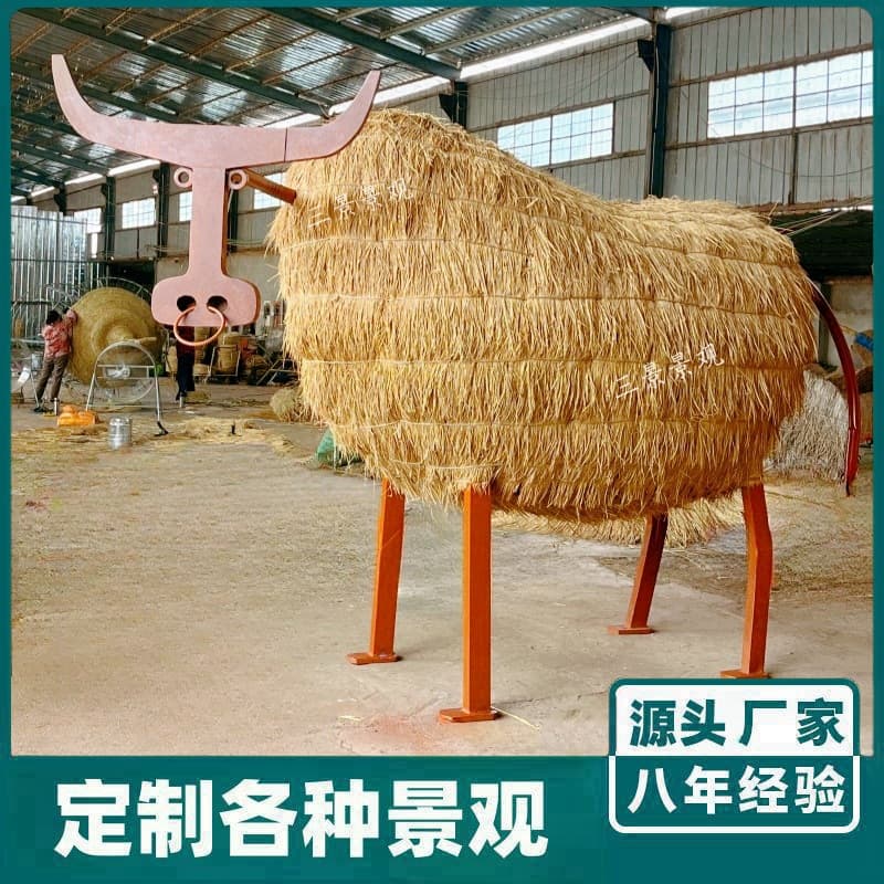 Scarecrow-shaped farming culture straw cow granary cartoon animal and plant character grass carving craft landscape sculpture