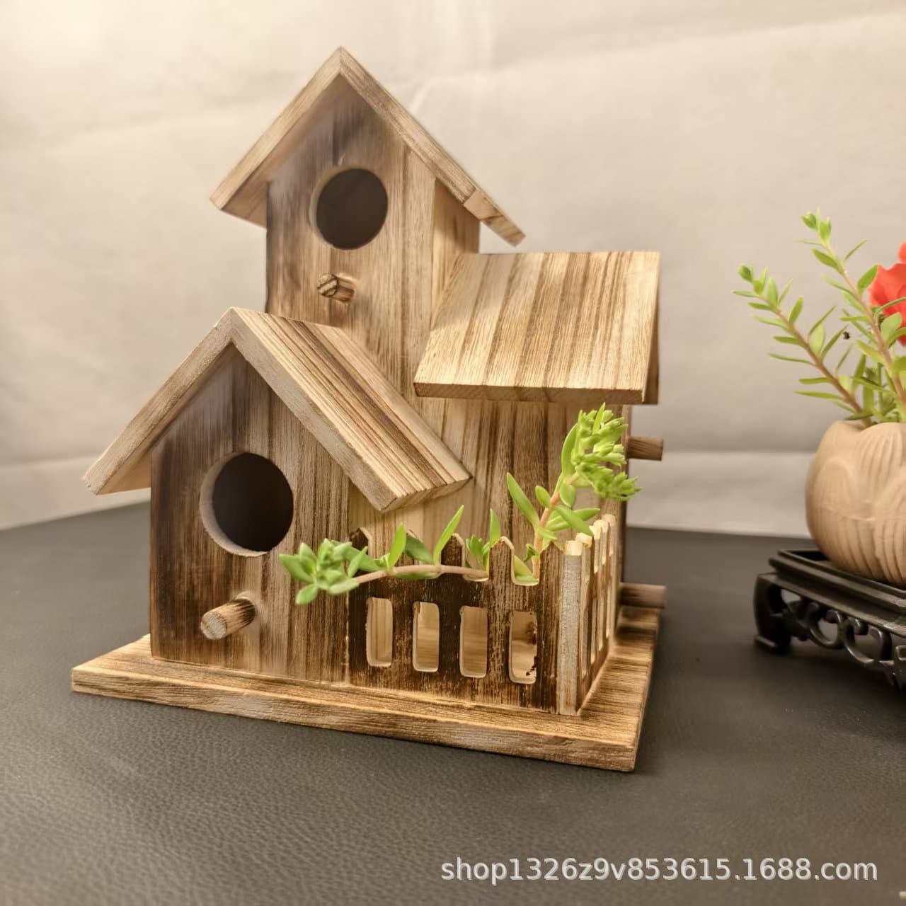 Factory Wholesale Wooden Birdhouse Creative Outdoor Bird Cage Solid Wood Hummingbird Nest Wooden Feeder Bird House