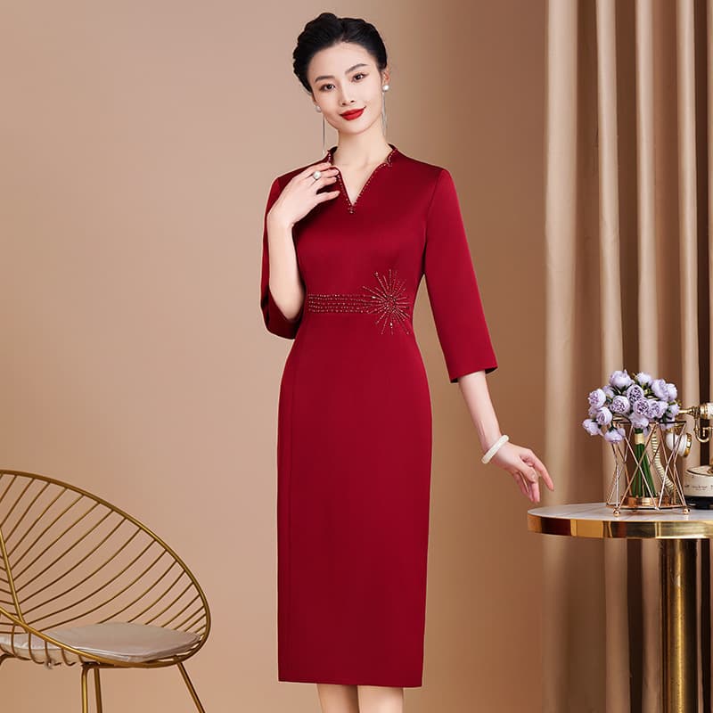 The wedding dress for the mother and mother-in-law is a casual long dress that can be worn by the mother at any time, suitable for spring wedding banquets. It's a slimming and unique style.
