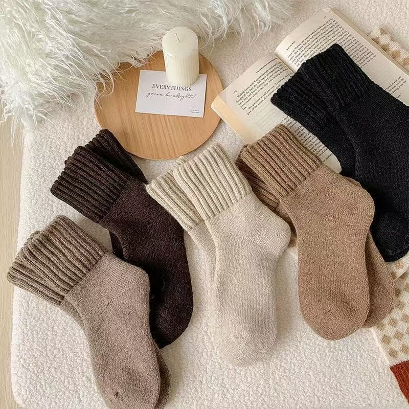 Thick women's autumn and winter mid-calf socks, fleece-lined and extra-thick warm terry socks, extra-thick long socks for women during winter and postpartum.