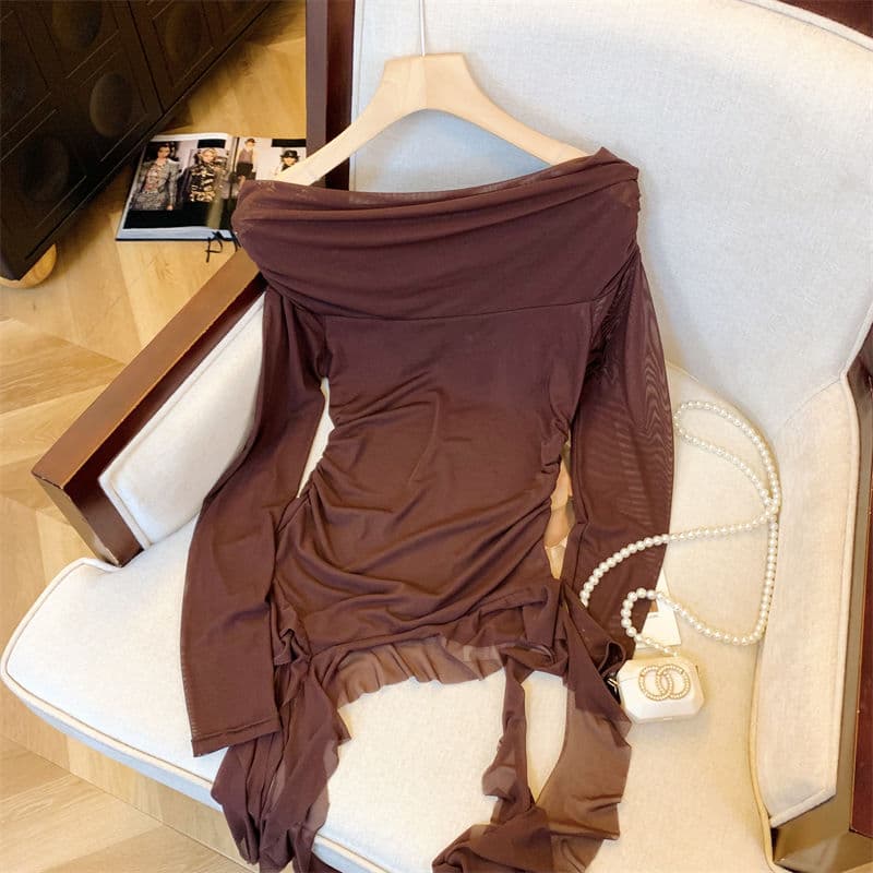 The counter has withdrawn the cut-label swing collar streamer one-shoulder long-sleeved T-shirt for women in autumn new pure desire off-shoulder mesh top