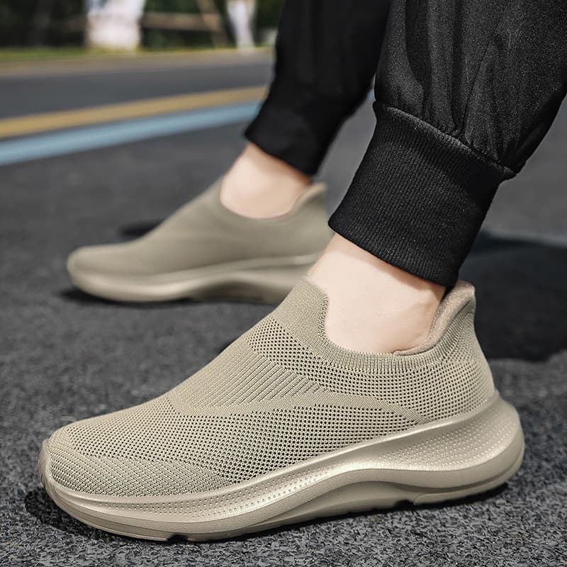 New Spring/Summer Flyknit Casual Sports Shoes for Men and Women, Slip-On Lightweight Walking Shoes for Parents, Work Shoes, Non-Slip