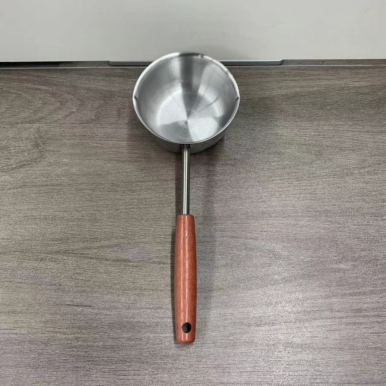 Stainless steel oil-sprinkling pan, milk pan, baby food pan, oil-sprinkling pan, oil-heating pan, long-handled kitchen household hot oil pan.