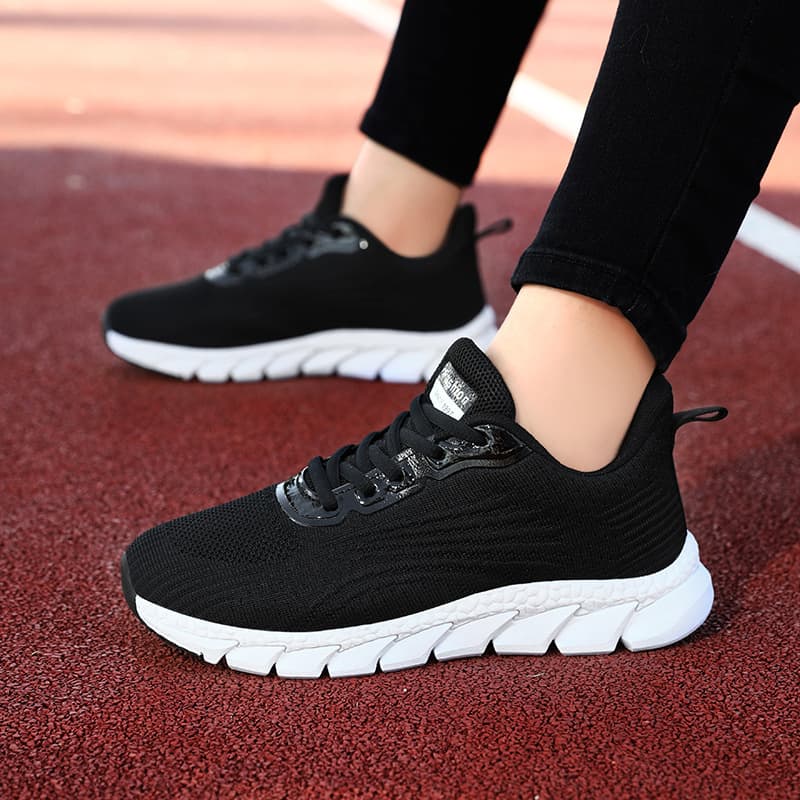 2025 Spring/Summer New Flyknit Breathable Unisex Running Shoes Casual Sports Shoes Couple White Sneakers