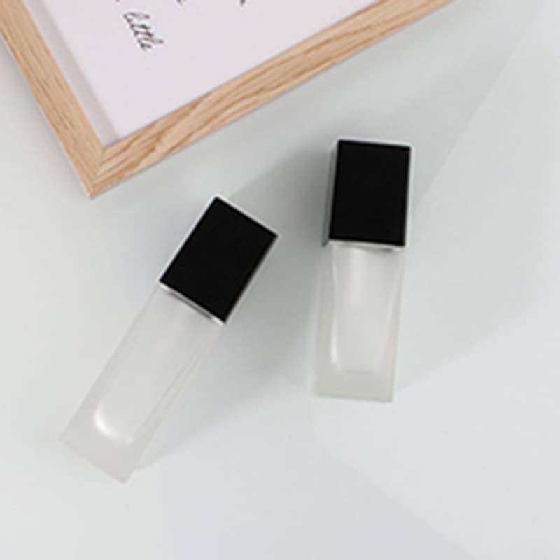 Custom wholesale square frosted glass lotion bottle, transparent perfume cosmetic refill bottle, press-type spray bottle, empty