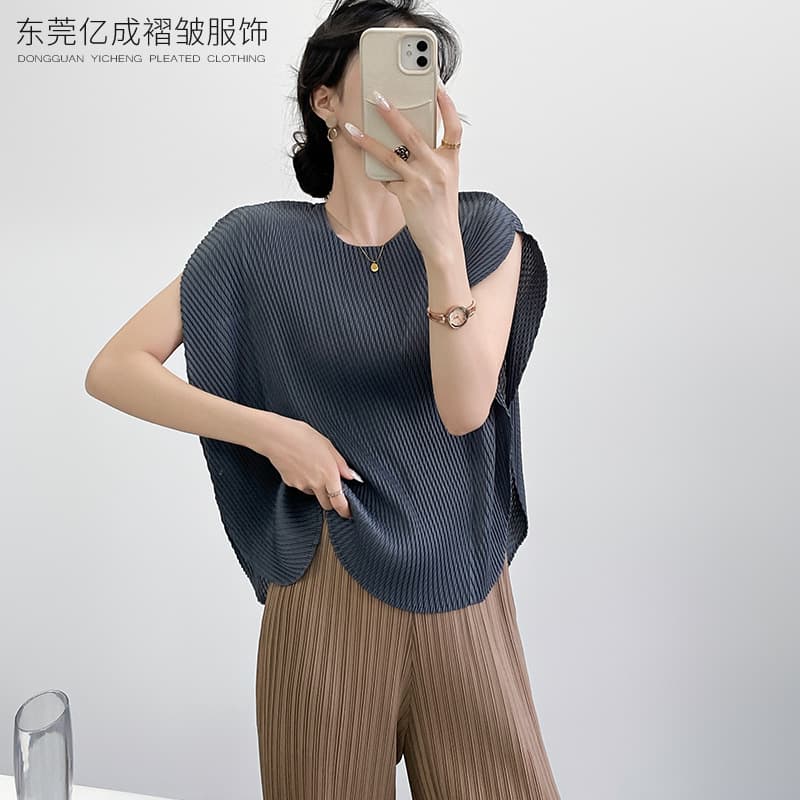 Miyake Pleated Short Sleeve T-Shirt for Women Summer Irregular Hem Conceals Belly Slimming Elegant Commuter Black Gray Top