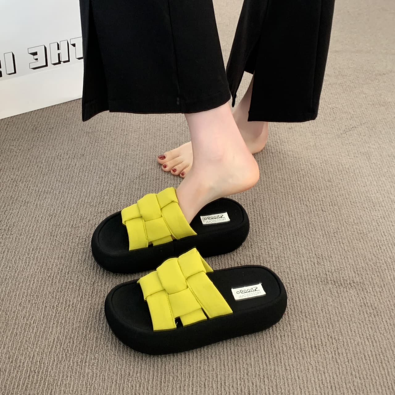 One-line flip flops are super popular, casual and high-end beach new French sandals for women, summer outer wear, black thick soles, 2026 trend