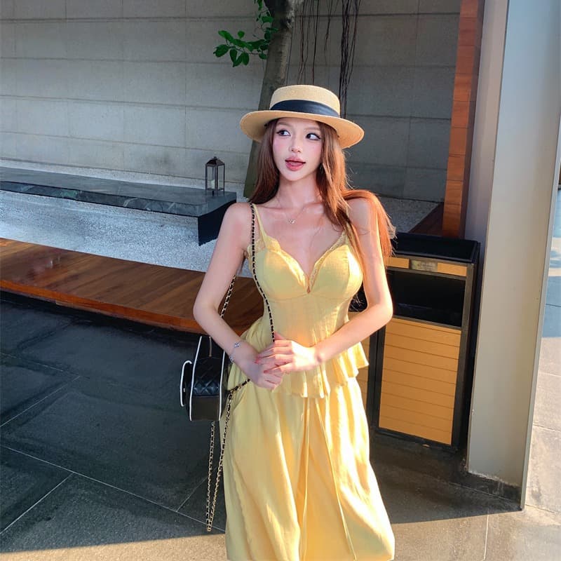 Early spring outfit suit for women 2026 new linen suspender tops and pants vacation two-piece set