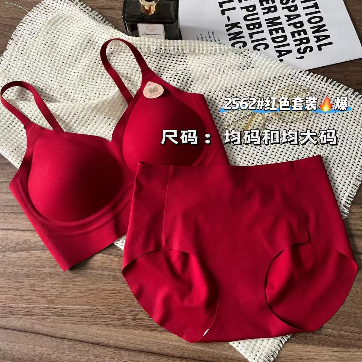 2562 Seamless Invisible Zodiac Year Exclusive Beautiful Back Set Fashion Ankara Red Wide Strap Mid-Waist Panties Women