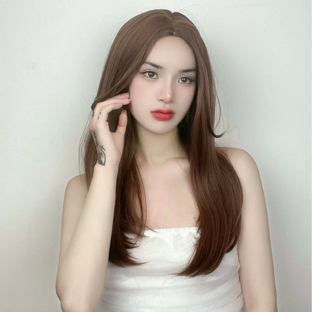 Korean-style center-parted bangs. Customizable cosplay wigs from the source factory. Cos wig styling.
