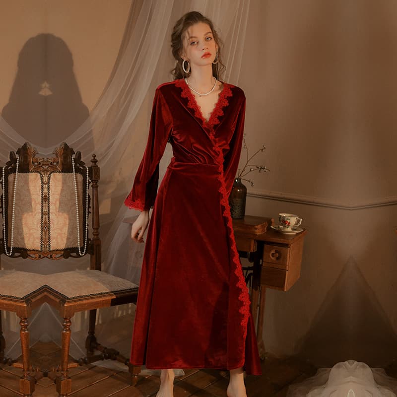 Lace-trimmed morning robe for brides and bridesmaids; long velvet nightgown for spring and autumn weddings; red pajamas for newlyweds.