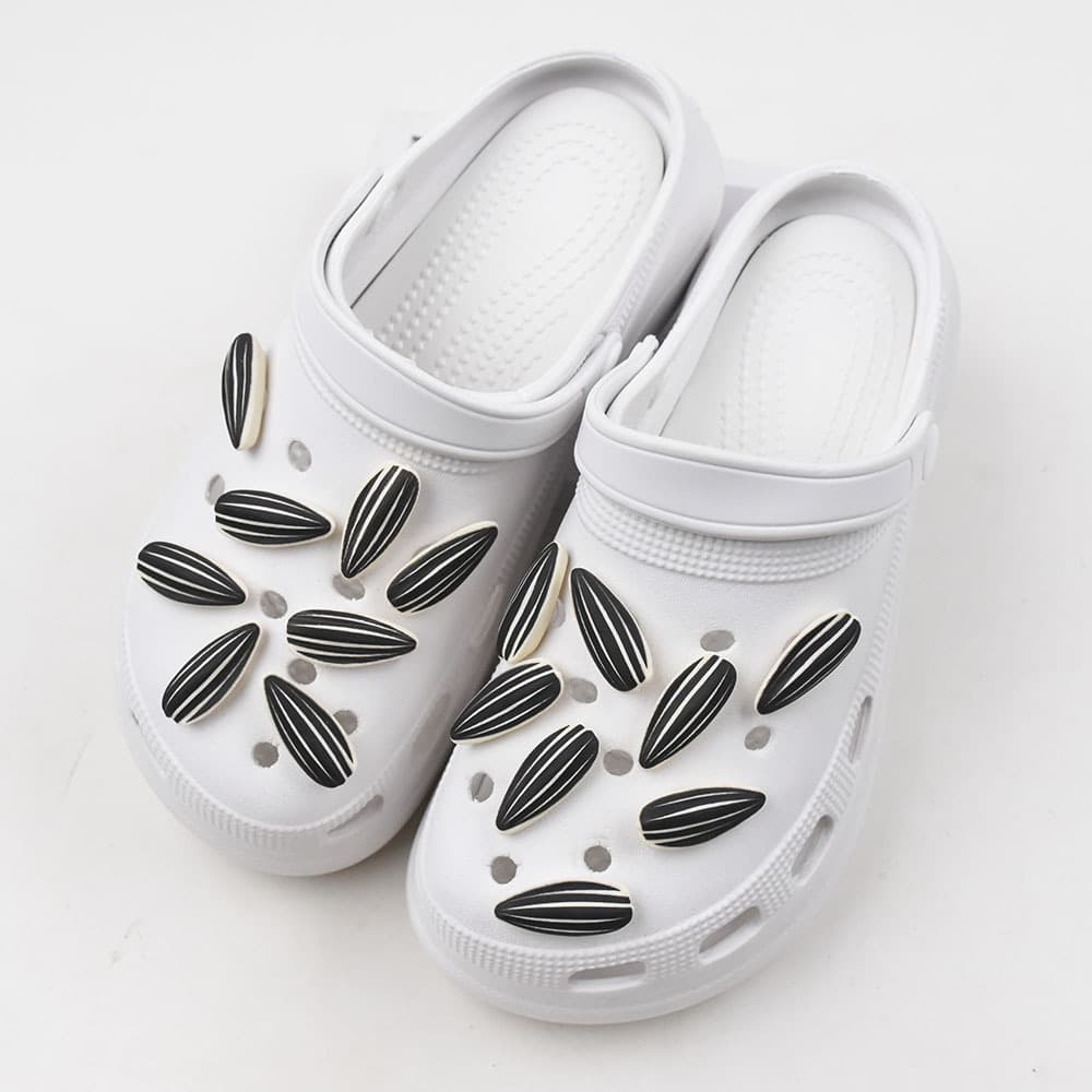 Simulated melon seed-shaped perforated shoes, creative shoe decorations, DIY perforated shoes with buckle decorations, trendy and fun, available now.