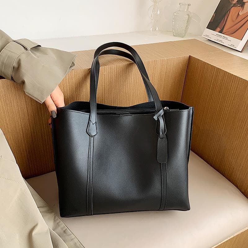 Ladies' Shoulder Bag In Soft Leather Zipper Closure Adjustable Strap - Fashionable Handbag For Everyday Use
