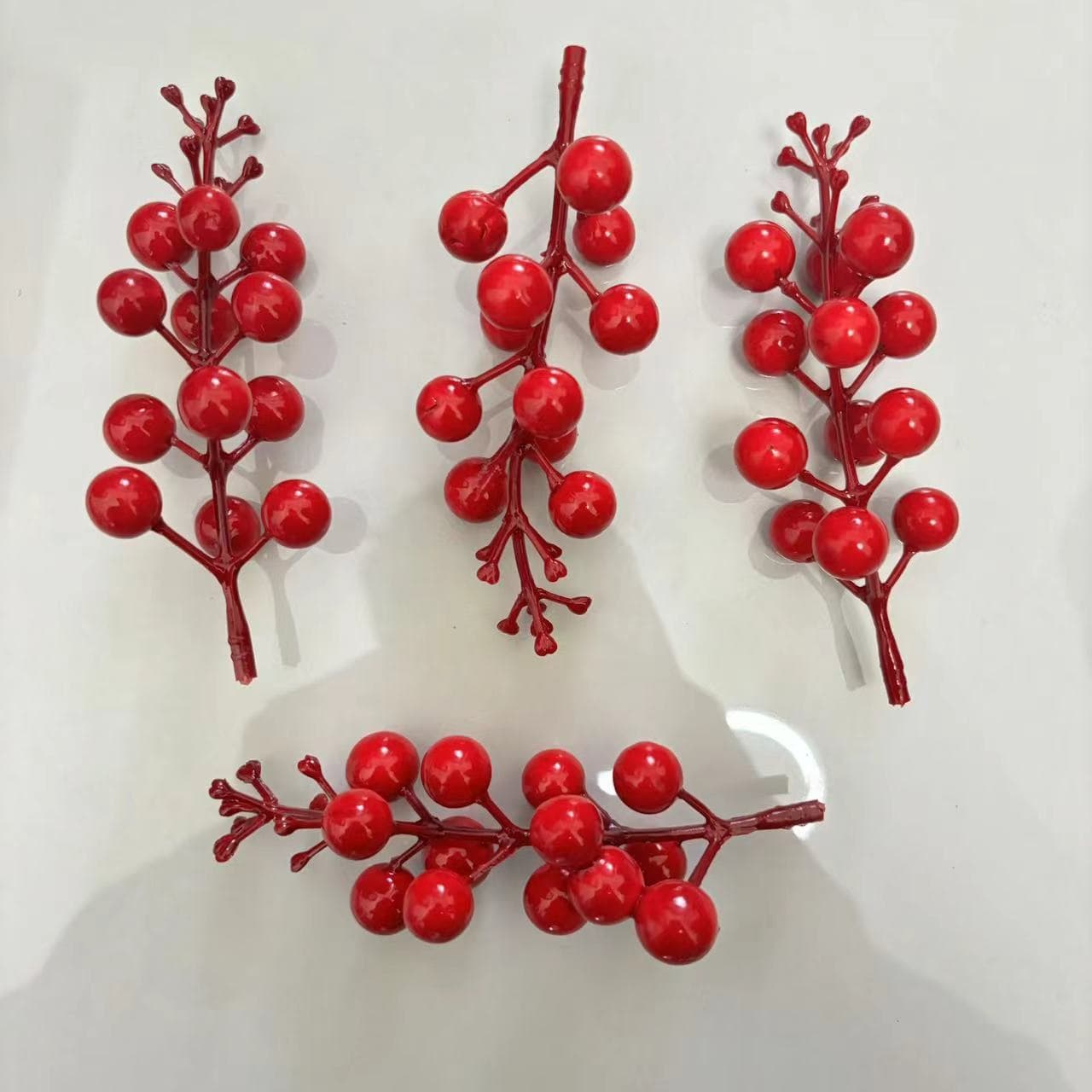 Factory direct sales of Christmas artificial red berries, 12-forked with flowers, holly berries, lucky red berries, living room decorative ornaments wholesale.