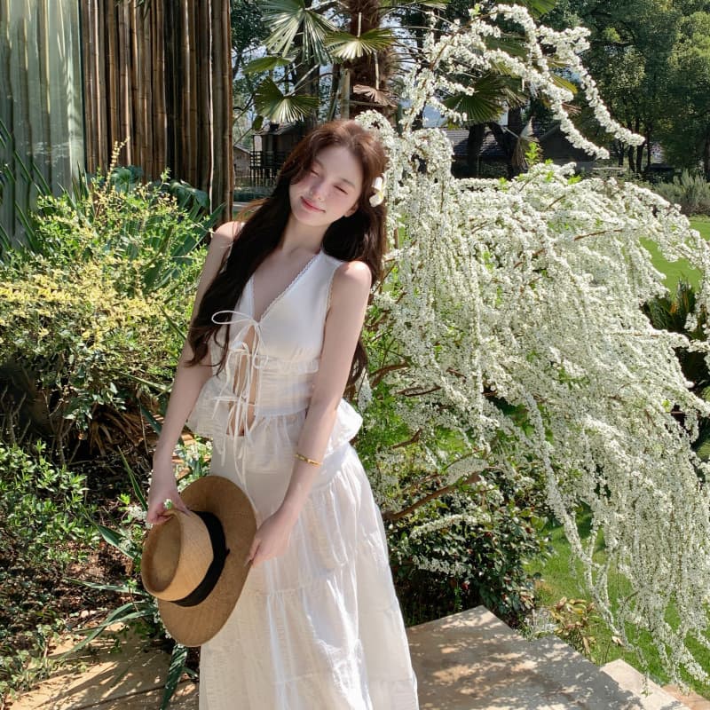 Super fairy-like vacation style white textured embroidered strappy V-neck vest and lace-trimmed skirt two-piece set