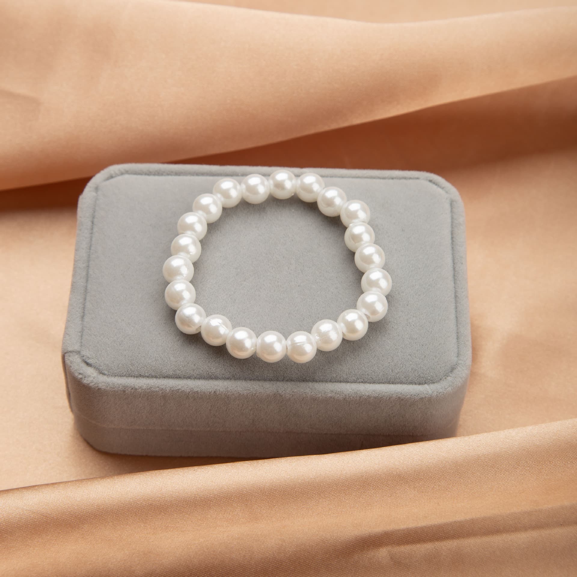 Live stream hit minimalist perfect circle 8MM pearl bracelet niche sweet high-imitation plastic bead chain unisex luxury brand