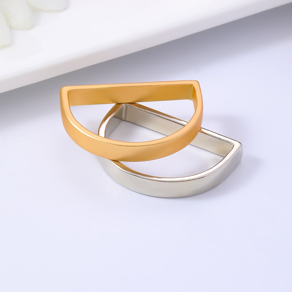 Cross-border zinc alloy semi-circular napkin ring, creative modern minimalist D-shaped napkin buckle, gold polished napkin ring wholesale.