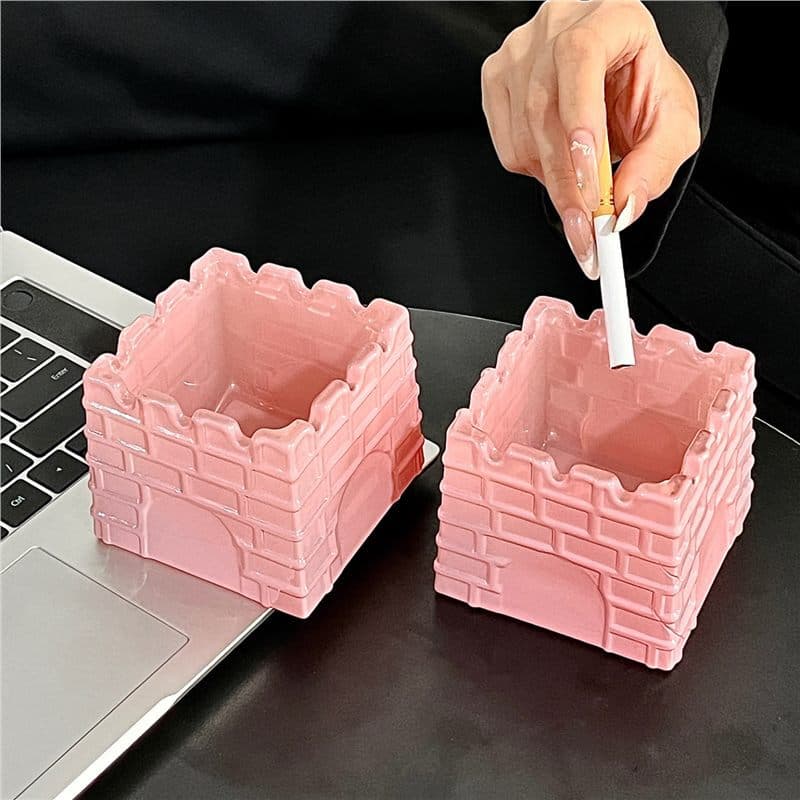 High-end castle-style glass ashtray, trendy and unique, creative anti-ash large ashtray, a luxurious home living room decoration.