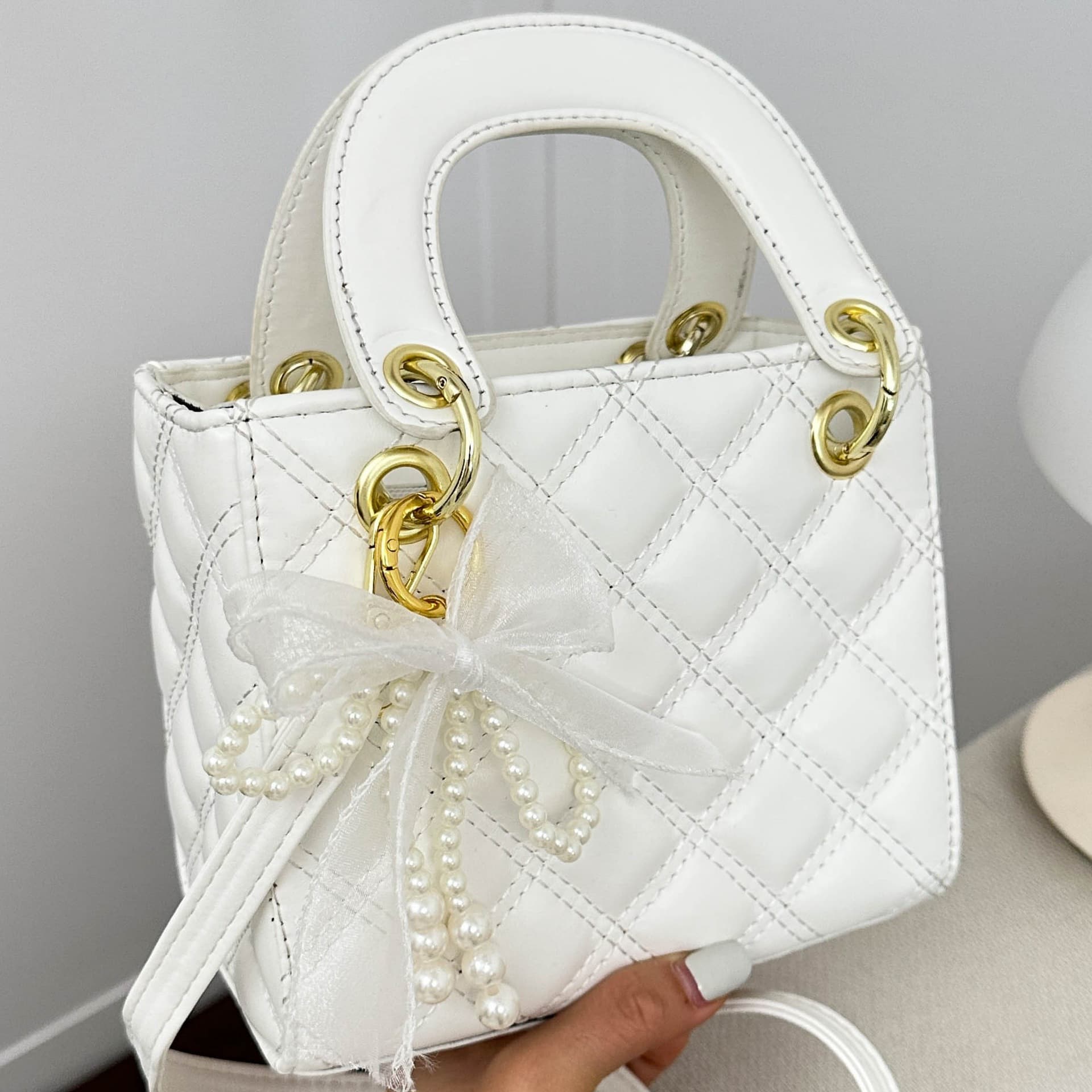 Fashionable French-style small diamond quilted embroidered crossbody bag, Chanel-style handbag, chic, simple, versatile, commuter Dior-style bag