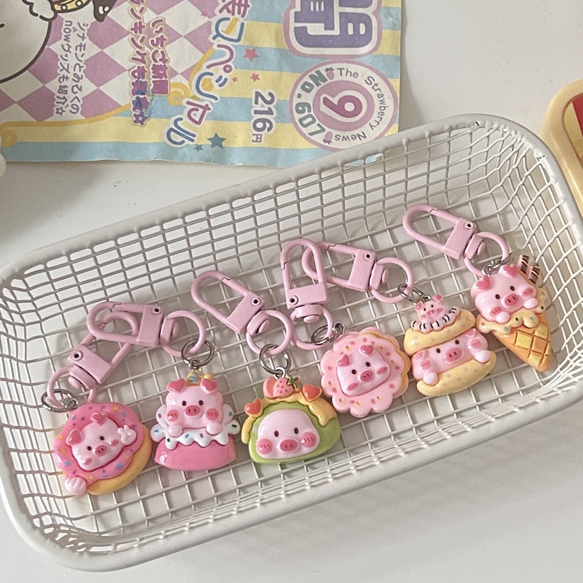 Cute Lace Trimmed Piggy Keychain Cartoon Couple Gift Resin Material Adorable Porky Snack Key Accessory for Friends And Lovers