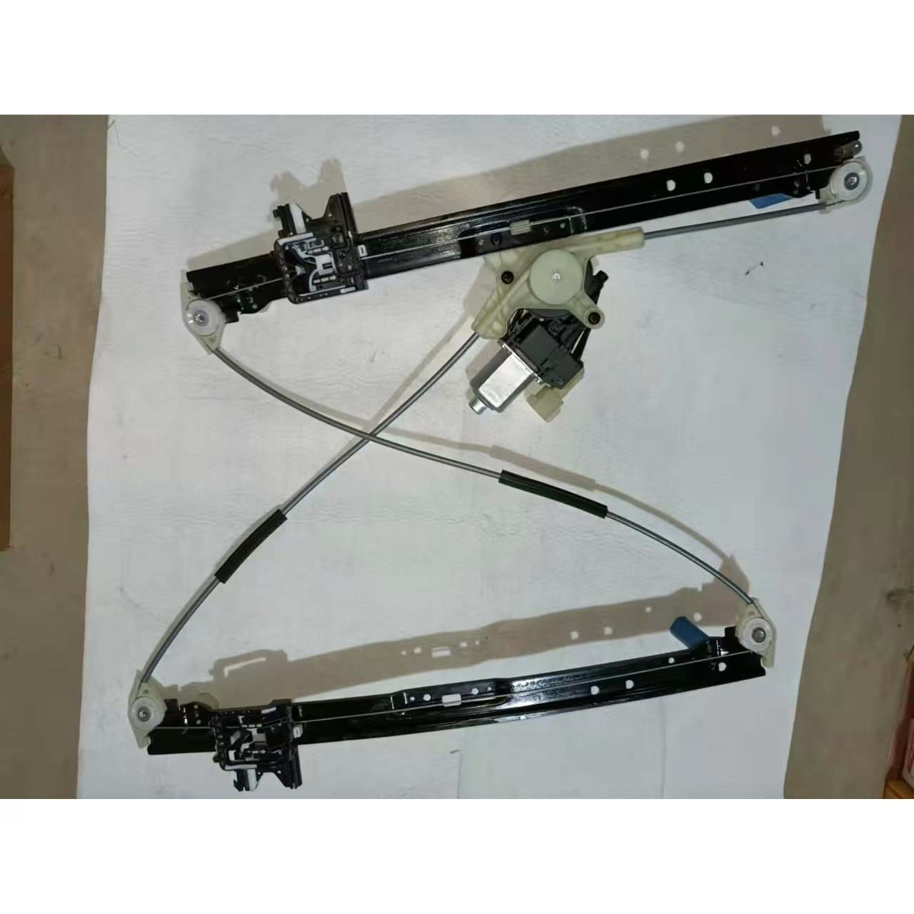 Source Factory: 17-Year Discovery 5 Front Right Window Regulator Assembly LR153951, LR077817