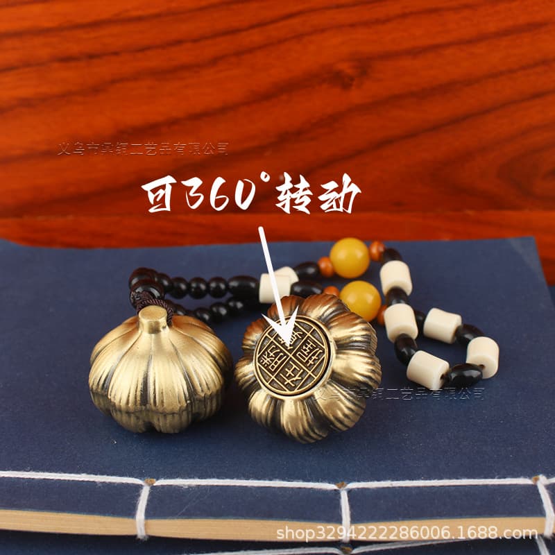 Brass Material Hand Piece, Garlic Head Hand Piece Pendant "Victory in Hand" Copper Necklace Pendant, Garlic Head Rotatable