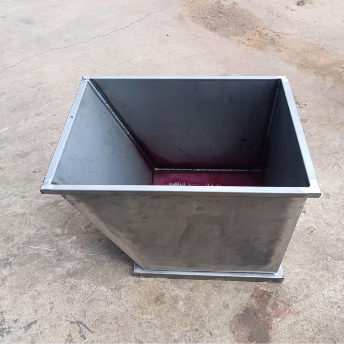 Heavy-duty scrap iron chip truck tipping bucket type collecting waste slag box industrial iron chip car iron cutting car flipping chip collecting iron slag truck