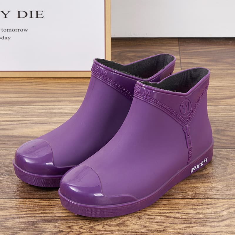 Women's trendy low-top flat rain boots, can be padded, suitable for outdoor use, kitchen work, Korean style fashionable short boots.