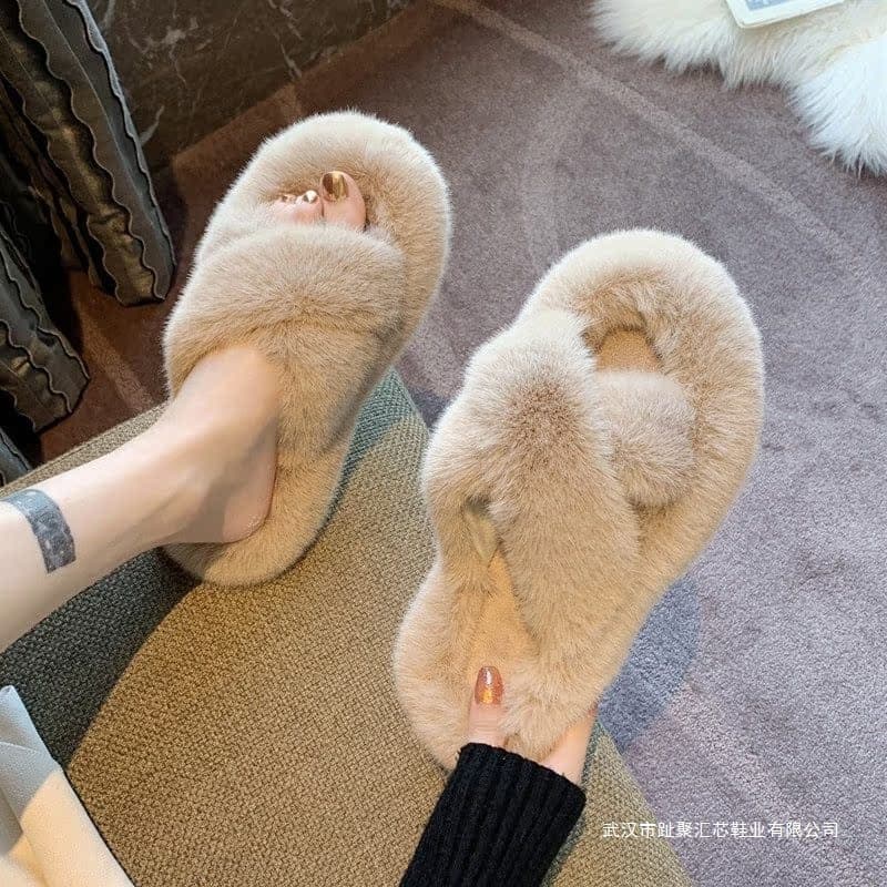 New Korean style fluffy slippers for women, perfect for autumn and winter, suitable for home wear, and ideal for spring and summer.