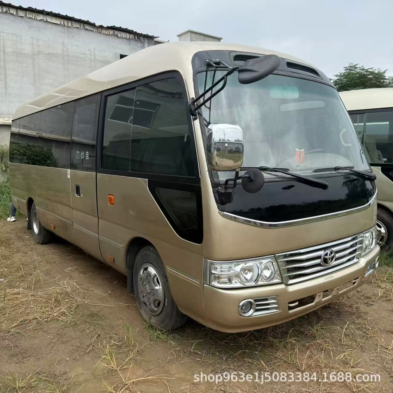 Premium cross-border minibuses for commuters, export-ready 6-meter mini Coaster business vans, automatic door Coaster.