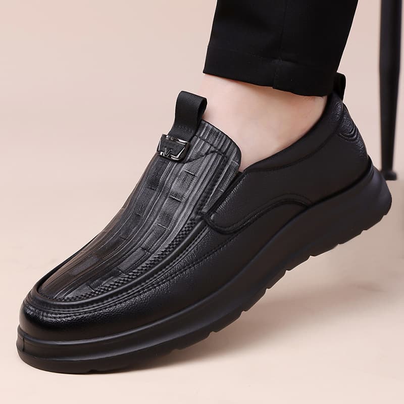 2025 Autumn New Men's Daily Casual Leather Shoes Soft Leather Soft Sole Embossed Middle-Aged Dad Shoes Single Shoes 8922