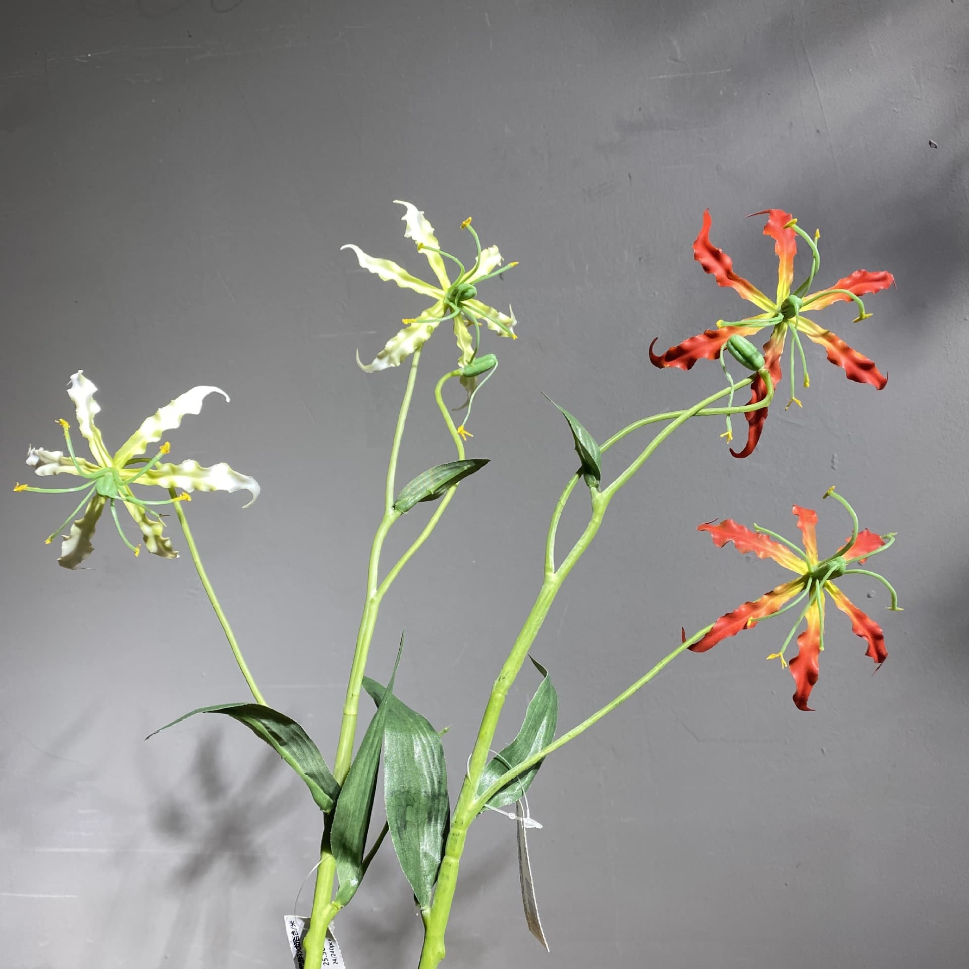 Artificial Flame Lilies Home Decorations Hall Standby Flower Arrangements Table Centerpieces Plastic Flowers for Wedding Photography Props
