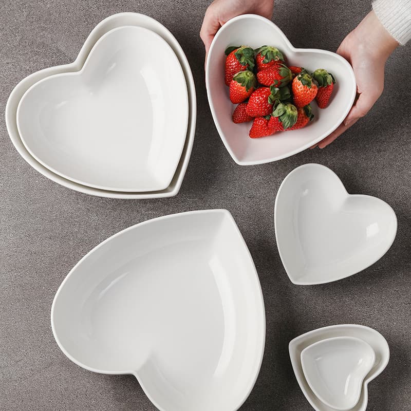 Pure white ceramic heart-shaped bowl, love bowl, peach heart bowl, simple and cute fruit salad bowl, pudding bowl, baking bowl