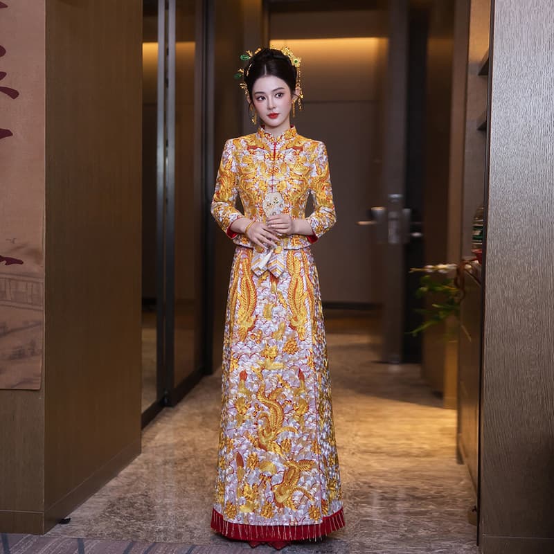 Chinese-style golden Xiuhe dress, a luxurious and high-end wedding gown for brides, perfect for toasting and for the newlyweds. Also available: a dragon and phoenix gown.