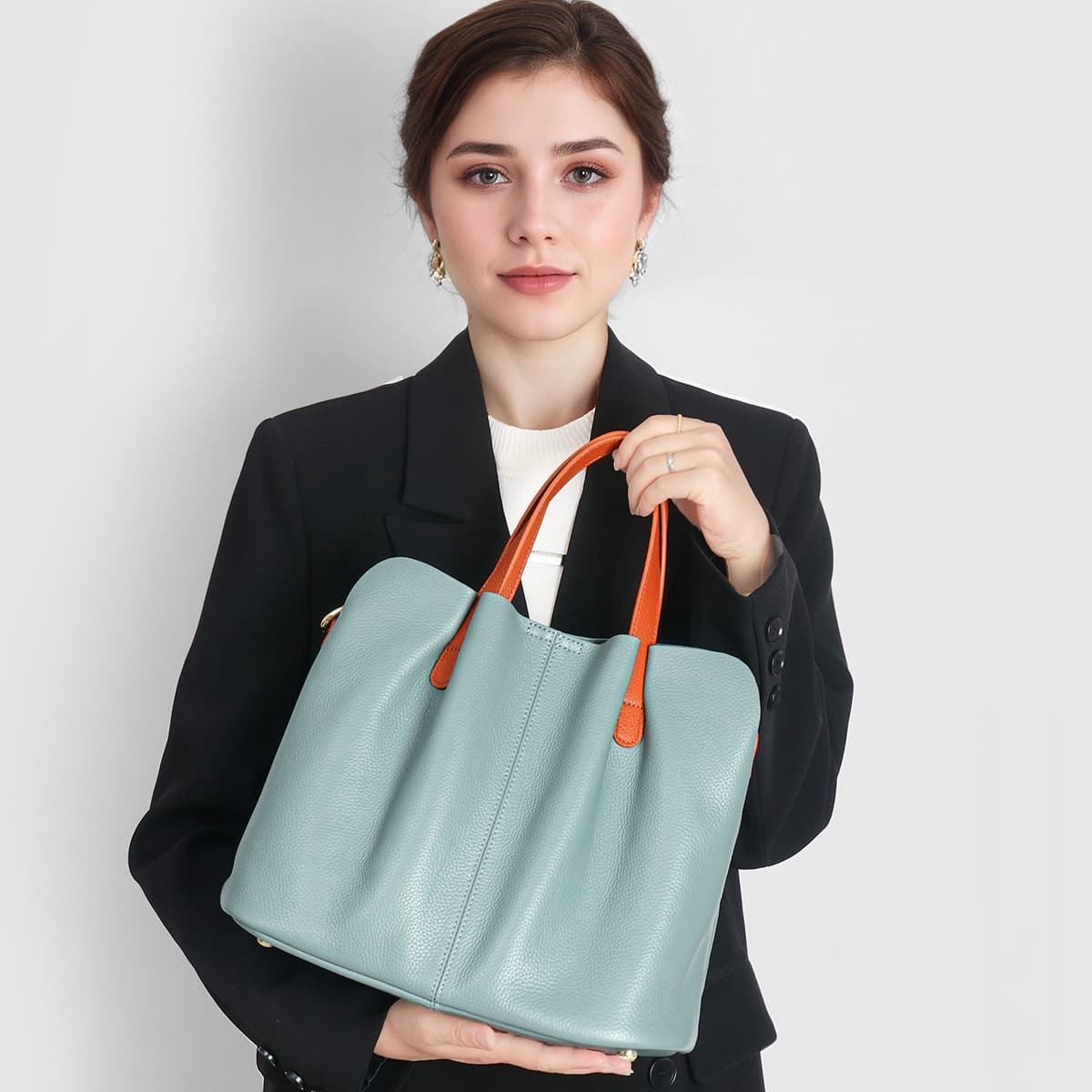 Tote bag, made of top-grain cowhide genuine leather, is a high-end women's bag with a large capacity, perfect for commuting.