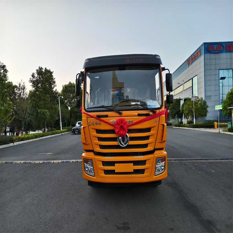 Large cleaning and vacuum trucks, sewage treatment truck manufacturers, blue-plate municipal environmental protection vacuuming and sludge suction.