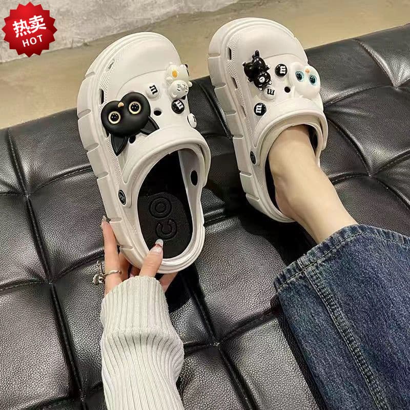 2025 New Women's Hole Shoe One-Piece Molding Thickened Beach Sandals Head Covering Slippers Fashionable Ladies Flip Flops