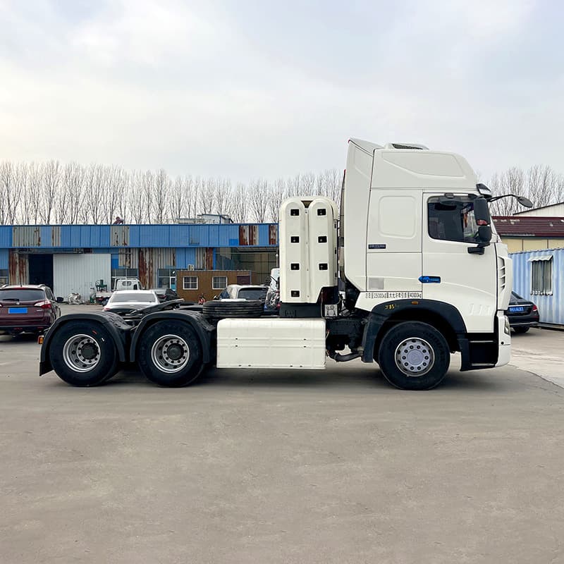 Sinotruk Howo T7 tractor unit for sale, 8-wheel cargo truck unit, 430hp tractor trailer unit.