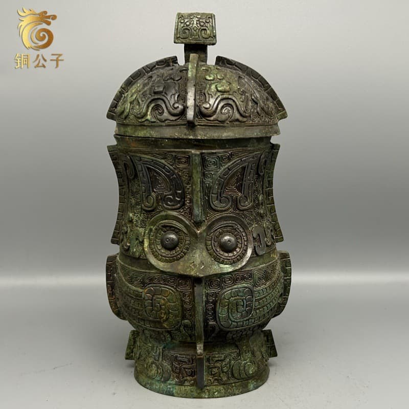 Late Shang Dynasty owl-patterned antique bronze crafts, replica from the collection of the Asian Art Museum in San Francisco, USA