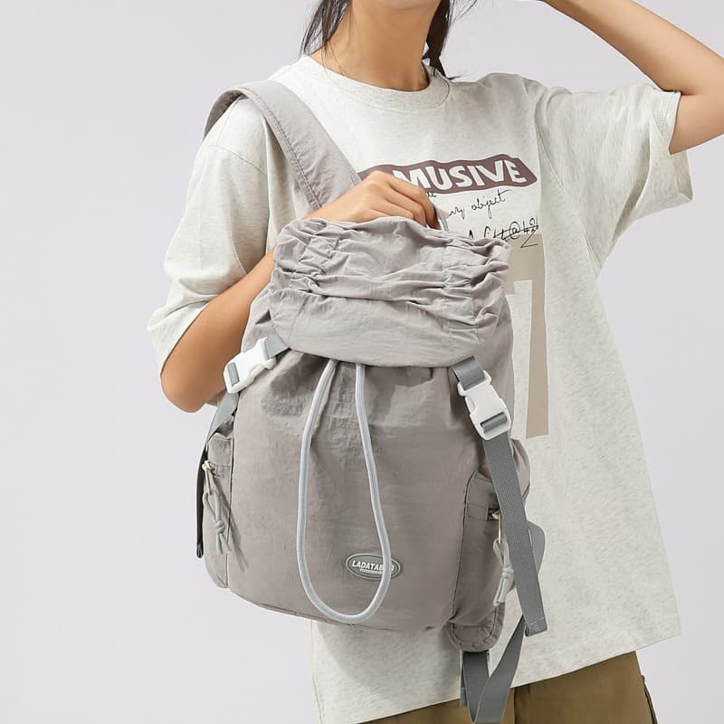 New versatile drawstring backpack for women, high-value pleated small backpack, cute girl's schoolbag for junior high and high school students.