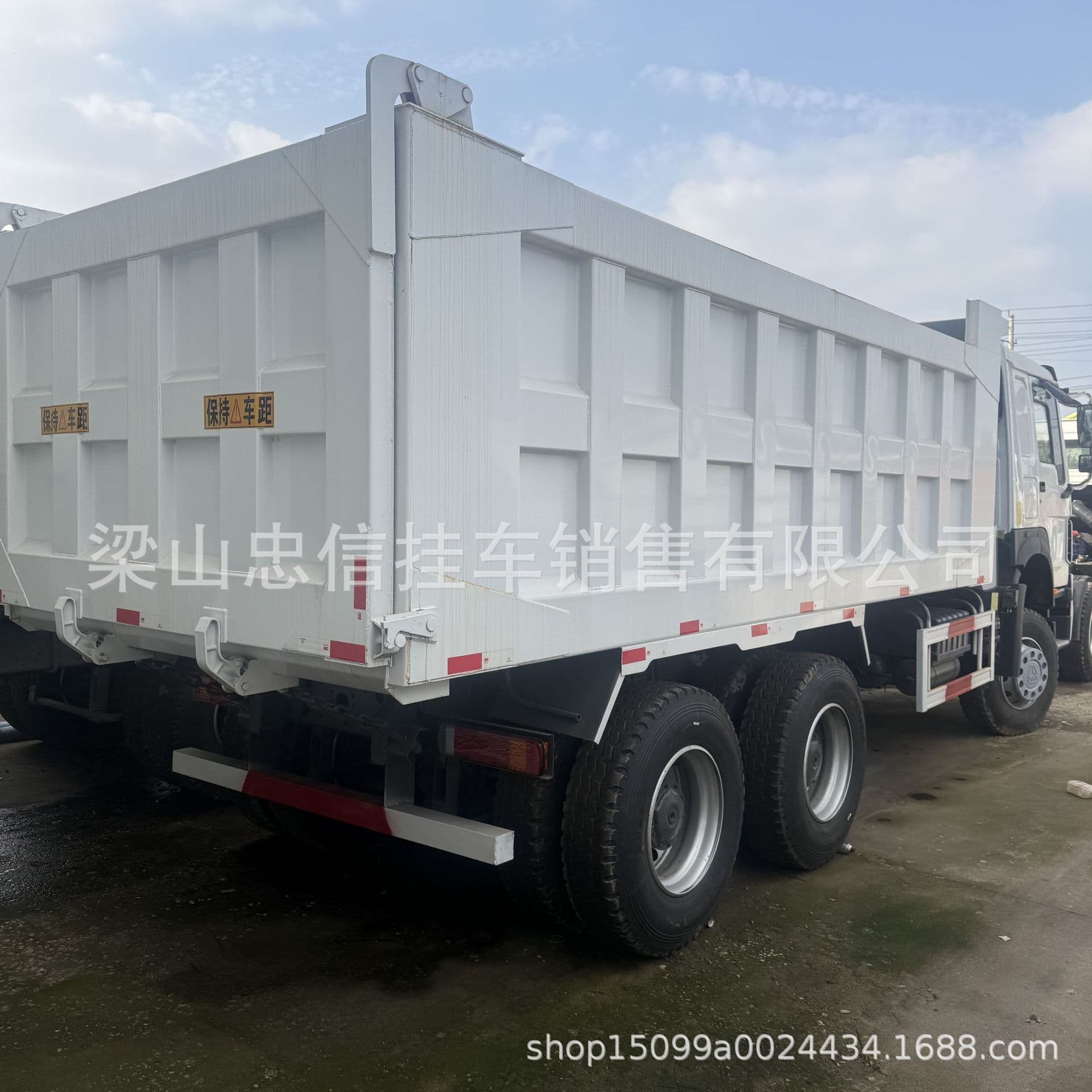 Used Shaanxi Automobile Delong dump truck for immediate sale, refurbished 6x4 earthmoving dump truck, 371 horsepower dump truck.