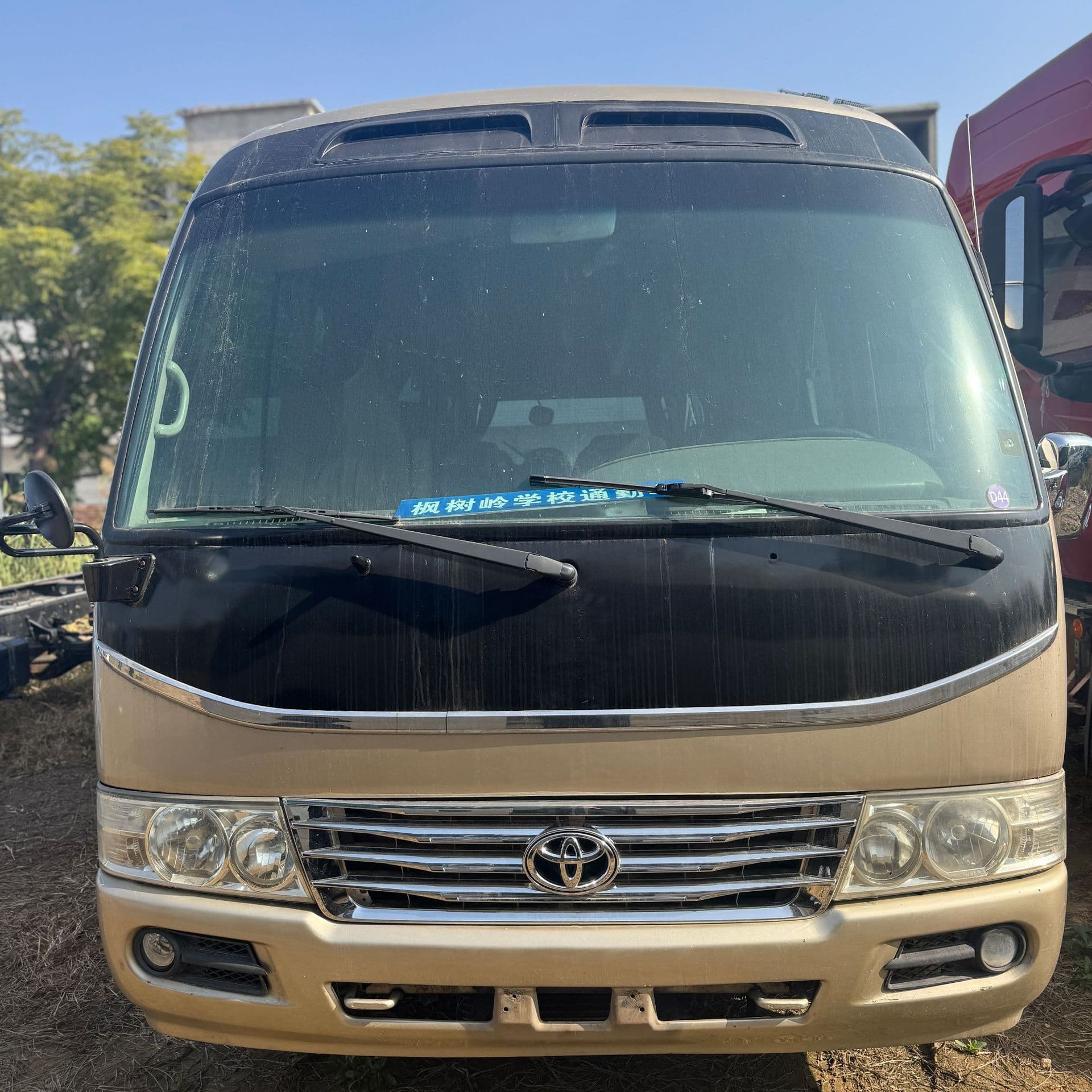 Cross-border refurbished mid-sized buses for Africa: Coaster 19-29 seat business buses, Euro III emission standard minibuses.