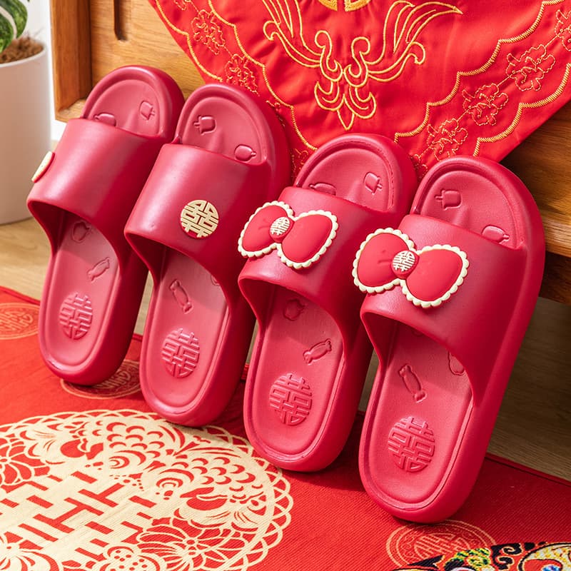 Women's wedding slippers with a soft EVA sole, red for the zodiac year, a pair for festive home use, 2024 new style thick-soled wedding shoes for summer.