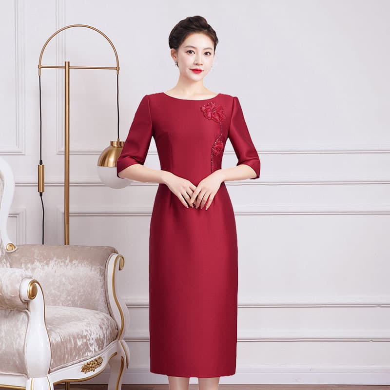 High-end wedding banquet dress for mothers-in-law, a new autumn style dress for young mothers attending wedding banquets.