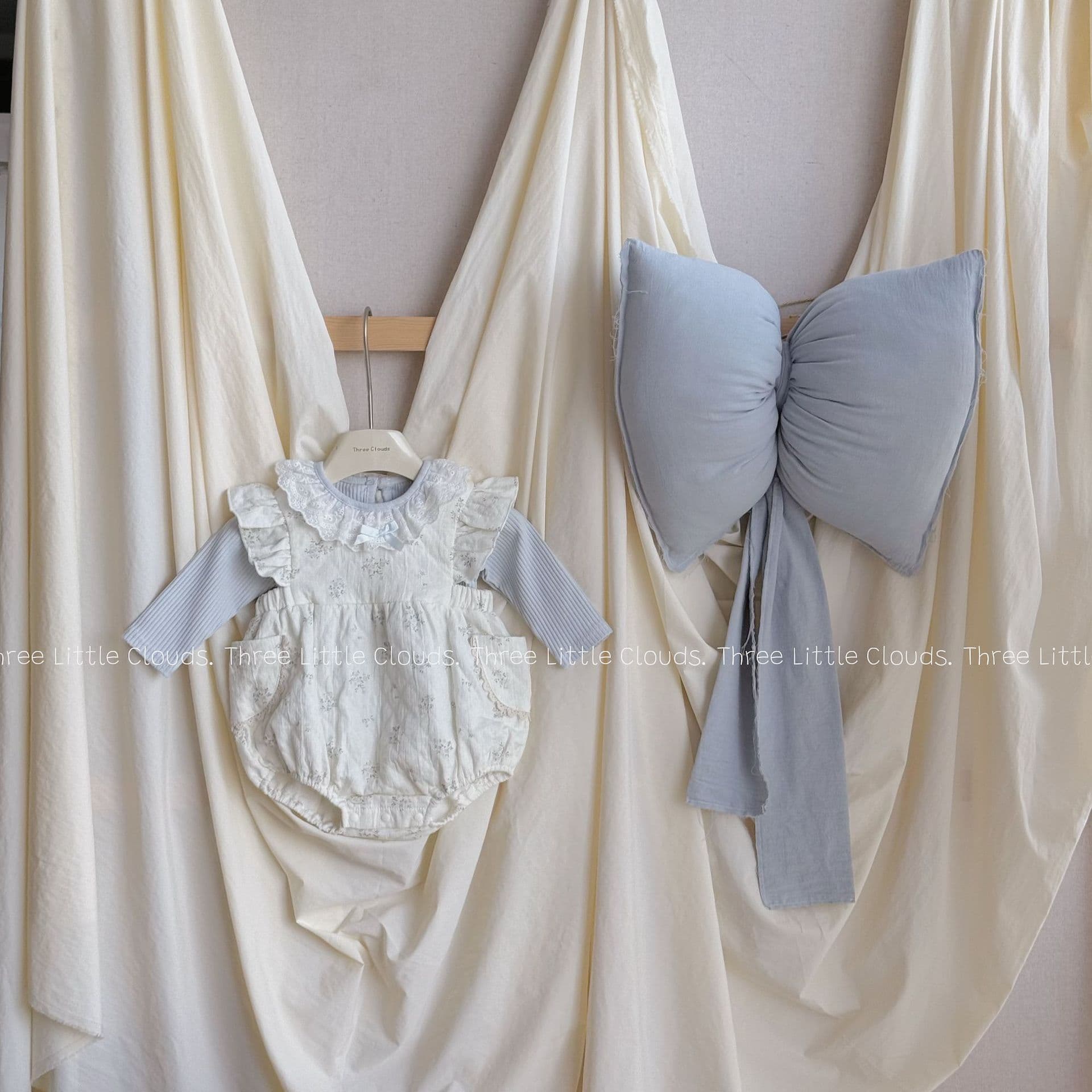 Spring and Autumn Infant Girl Cute Cover Up Suit with Floral Blue Bottoming and Flying Sleeves Harness