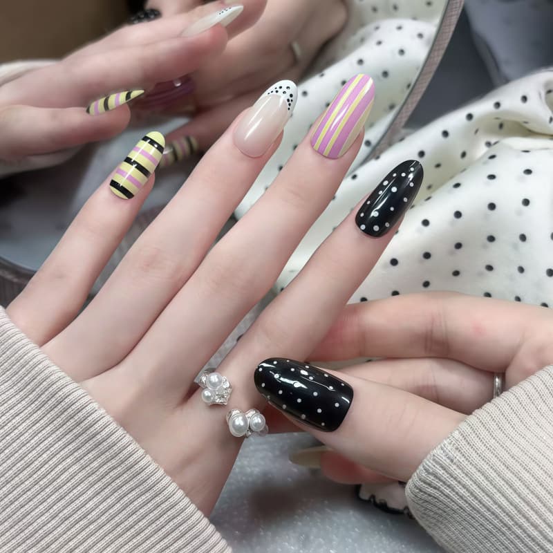 Korean-style contrasting stripe press-on nails, pink-yellow-black polka dot design, sweet girl style, daily versatile student nail wraps